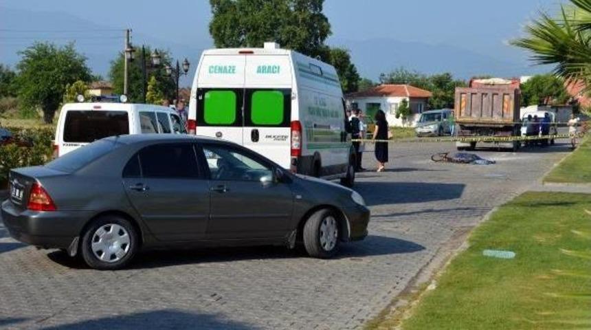 Kamyon &Ccedil;arpan Bisiklet S&uuml;r&uuml;c&uuml;s&uuml; &Ouml;ld&uuml;