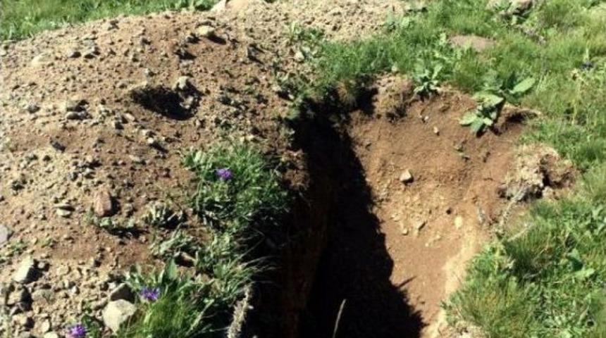 Bing&uuml;r S&ouml;nmez: Defineciler Şehit Mezarlarını Harabeye &Ccedil;evirmiş