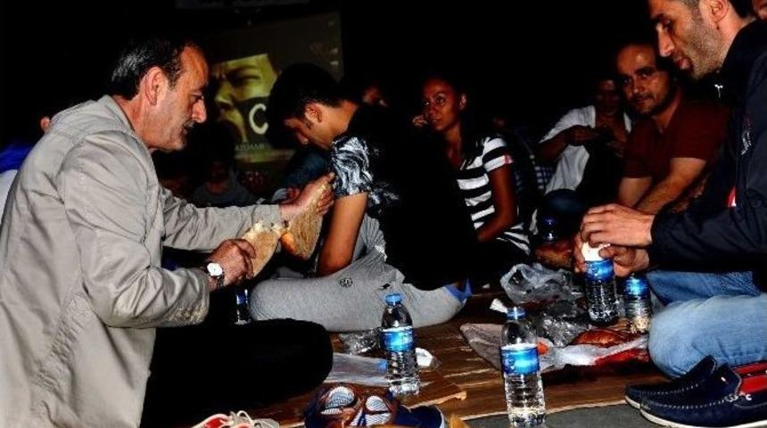 Pide, Zeytin Ve Su İle İftar A&ccedil;tılar