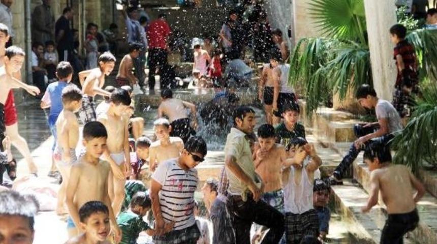 &Ccedil;ocuklar Cami Avlusundaki Kanalda Serinledi