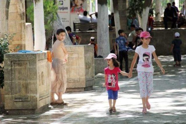 Çocuklar Cami Avlusundaki Kanalda Serinledi