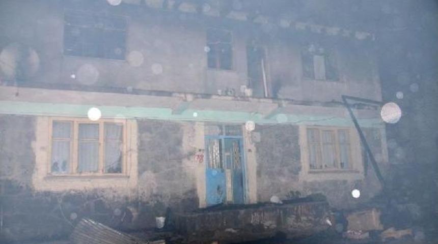 K&ouml;yde &Ccedil;ıkan Yangından Ev Ve Ahırlar K&uuml;l Oldu