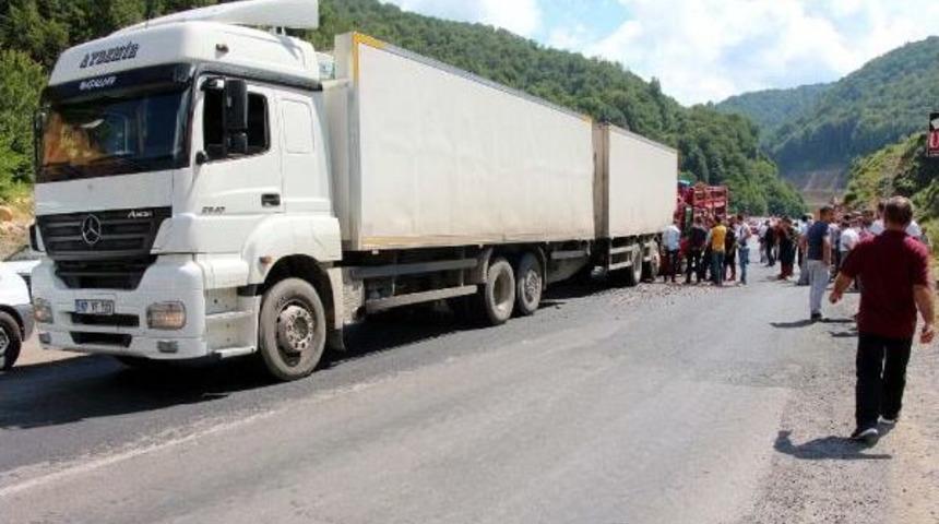 Kamyon, Yol &Ccedil;alışmasında Durdurulan Tır'a &Ccedil;arptı: 1 &Ouml;l&uuml;