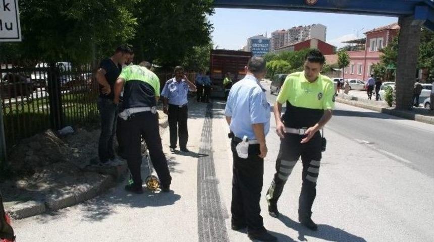 Yozgat&rsquo;ta &Uuml;st Ge&ccedil;iti Kullanmayan Yaşlı Kadın Kamyonun Altında Kaldı