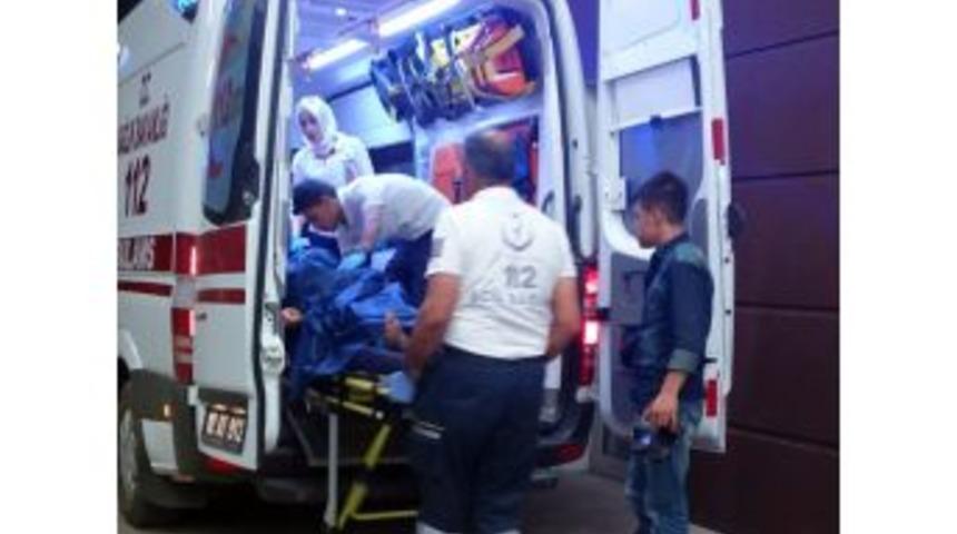 Karnına Sapladığı Bı&ccedil;akla Kendi Yaraladı