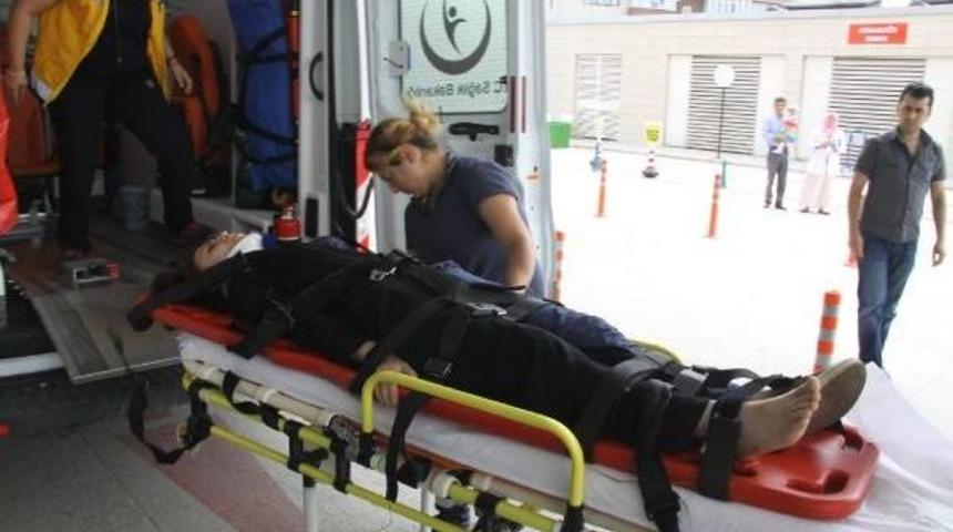 Hafif Ticari Ara&ccedil; Elektrik Direğine &Ccedil;arptı: 4 Yaralı