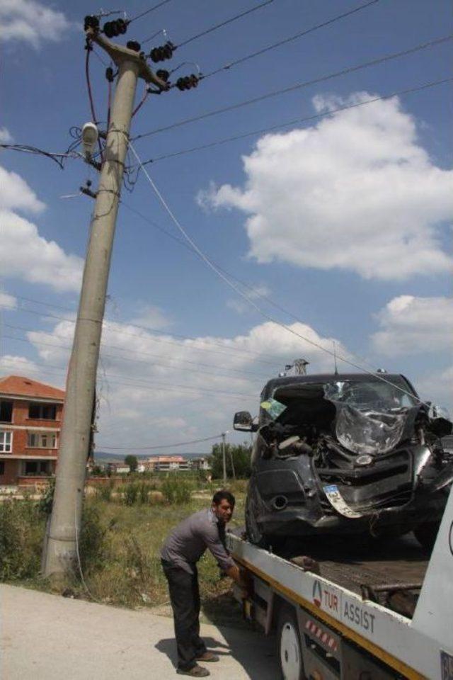 Hafif Ticari Araç Elektrik Direğine Çarptı: 4 Yaralı