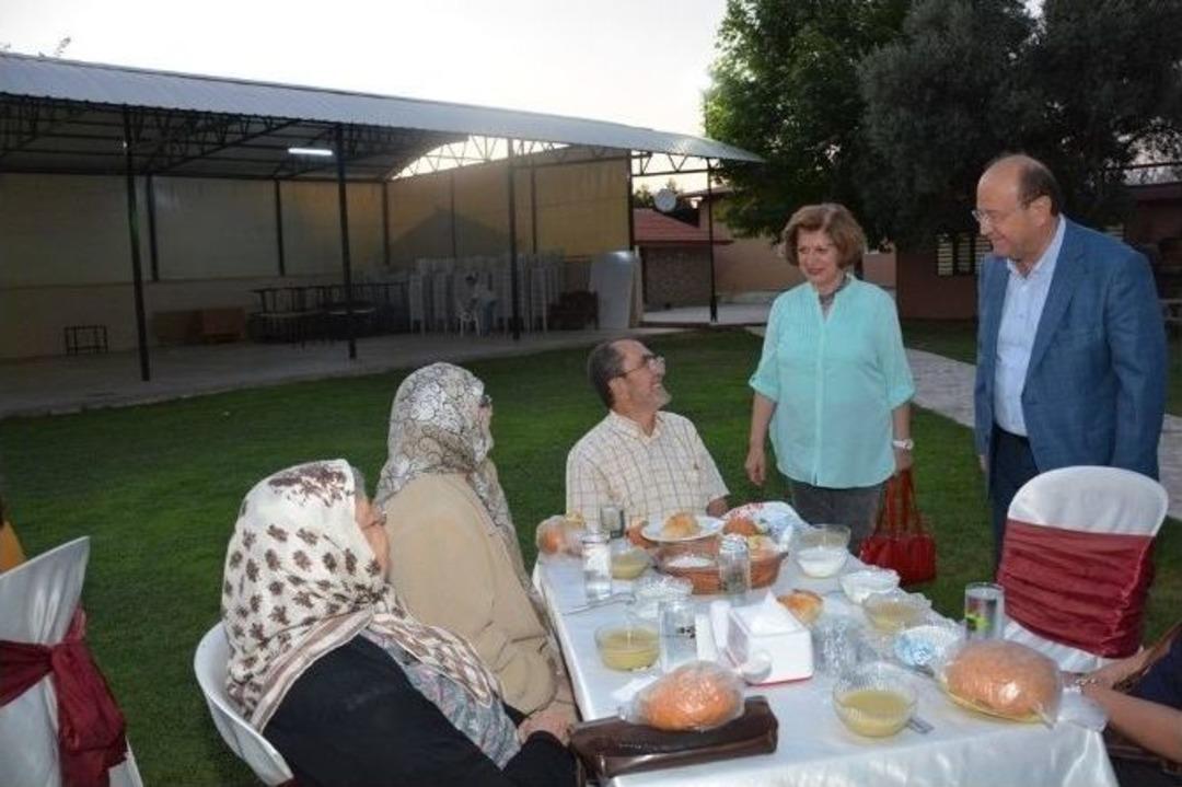 &Ouml;zakcan, İftar Yemeğinde Şehit Aileleri Ve Gaziler İle Buluştu
