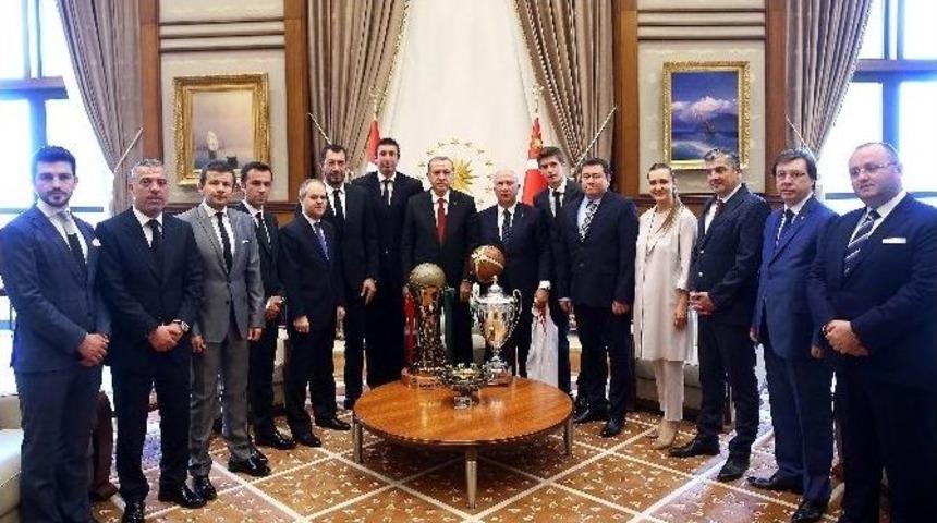 Cumhurbaşkanı Erdoğan, Karşıyaka Spor Kul&uuml;b&uuml; Başkanı Erten Ve Oyuncuları Kabul Etti