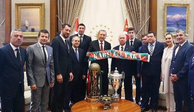 Cumhurbaşkanı Erdoğan, Karşıyaka Spor Kulübü Başkanı Erten Ve Oyuncuları Kabul Etti