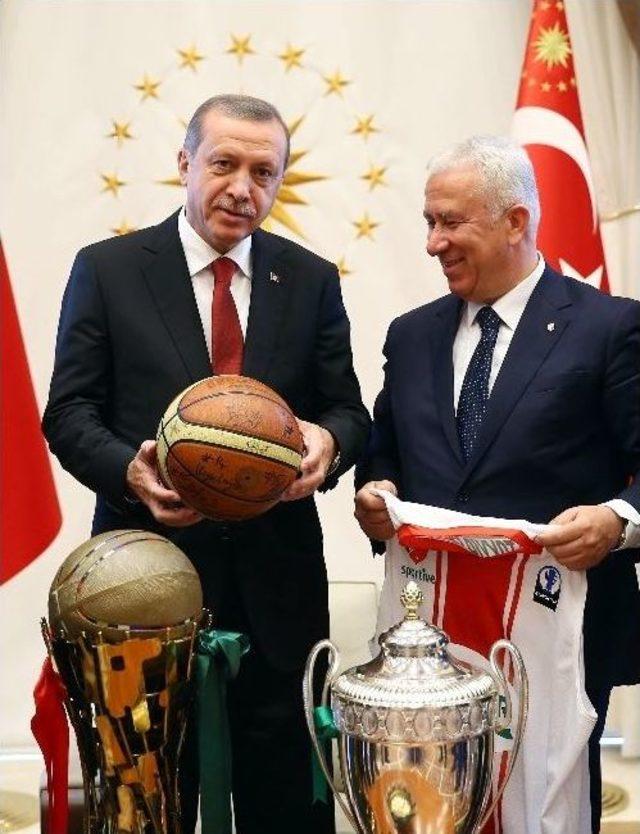 Cumhurbaşkanı Erdoğan, Karşıyaka Spor Kulübü Başkanı Erten Ve Oyuncuları Kabul Etti