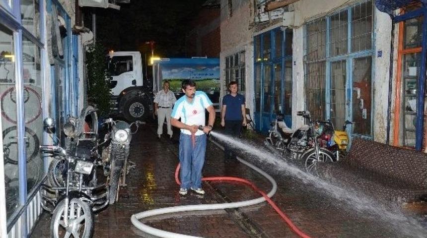 Darende Çarşısının Temizliğinde Gece Mesaisi