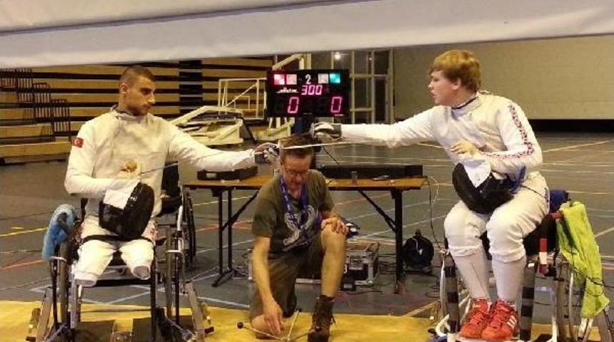 Bursalı Engelli Eskrimci Hakan D&uuml;nya Birincisi Oldu