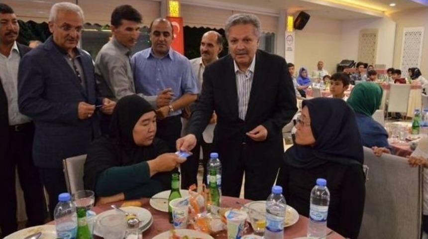 Vali Kahraman Afgan Aileler İle İftarını A&ccedil;tı