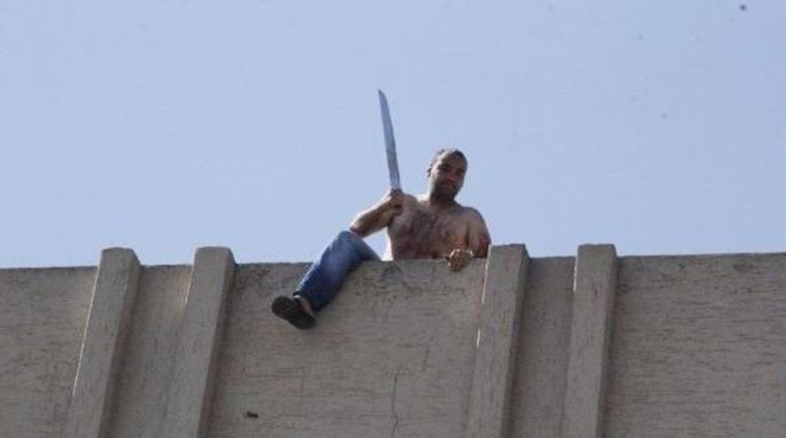 Kuru Sıkı Tabanca Ve Bı&ccedil;akla Intihara Kalkıştı