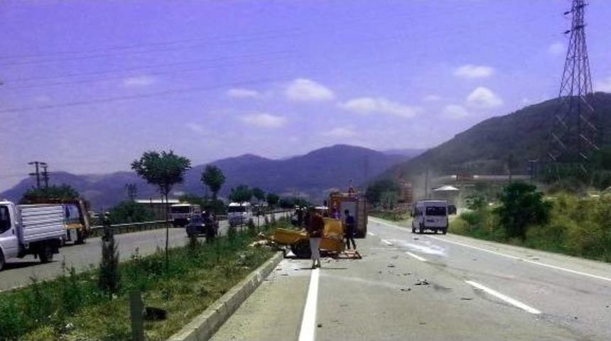 Kamyonete Akaryakıt Tankeri &Ccedil;arptı: 3 Yaralı