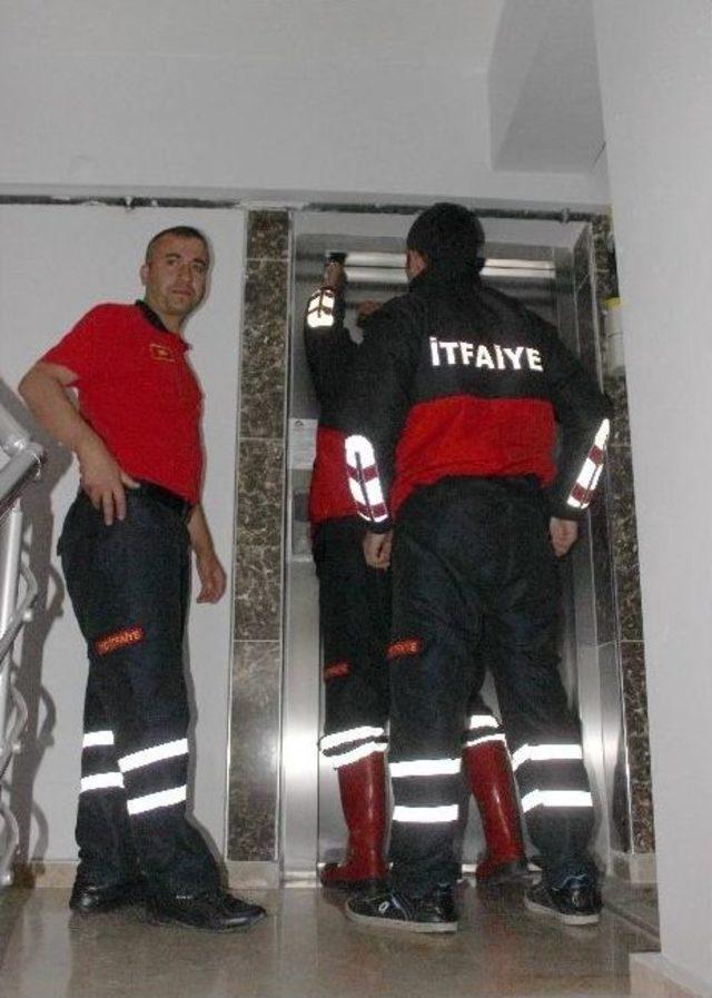 Asansörde Mahsur Kalan Şahsı İtfaiye Kurtardı
