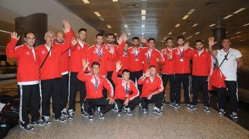 Şampiyon İtfaiyecilere S&uuml;rpriz Karşılama