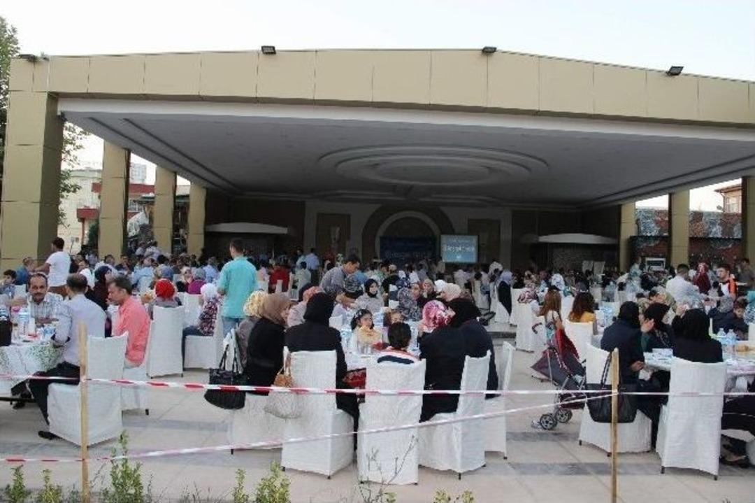 Y&uuml;zlerce Kişi M&uuml;ft&uuml;l&uuml;ğ&uuml;n İyilik Sofrasında Buluştu