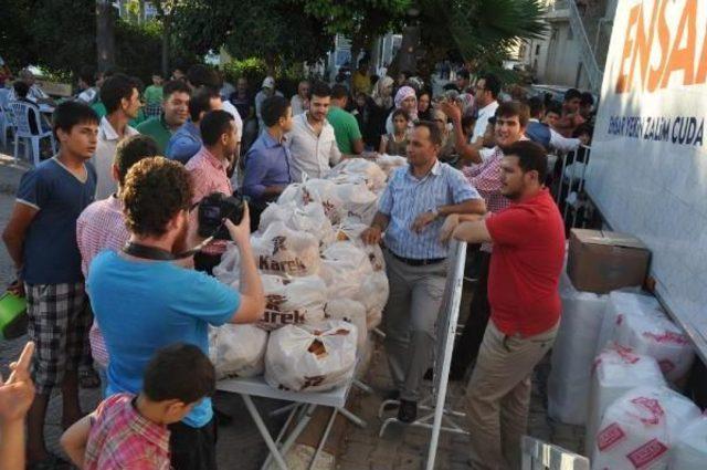 Reyhanlı'da 2500 Kişiye Yemek Dağıtıldı