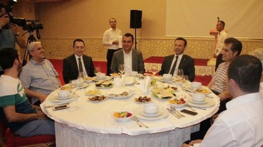 Diyarbakır Valisi H&uuml;seyin Aksoy Gazetecilerle İftar Yemeğinde Bir Araya Geldi