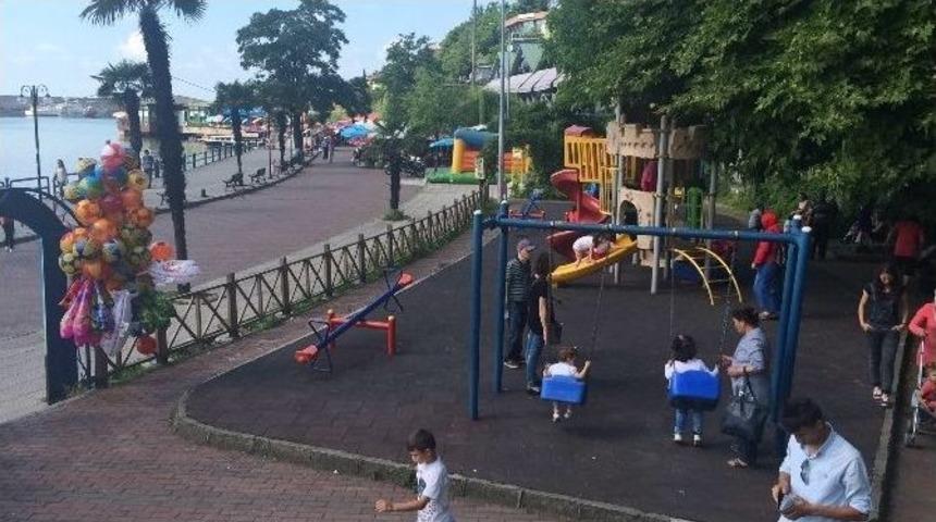 Sıcak Havadan Bunalan Vatandaş Soluğu Sahil Kenarlarında Aldı