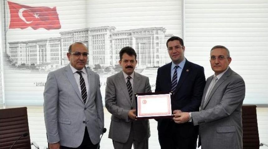 Birinci Sınıfa Ayrılan Cumhuriyet Savcısı &Ouml;zataş&rsquo;a Plaket