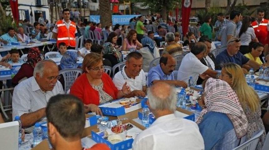 Konak Belediyesi&rsquo;nden Bin Kişilik İftar Sofrası