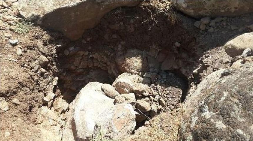 Eski Mezarlıkta Kazı Yapan 3 Kişi G&ouml;zaltına Alındı