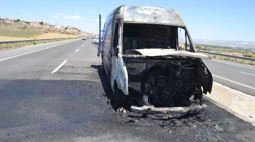 Kayseri&rsquo;de Kargo Aracı Yandı