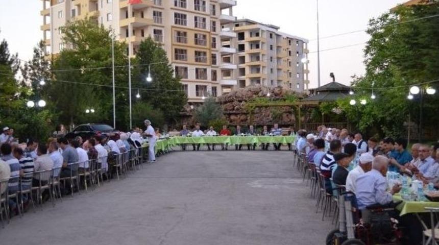 Vali Kam&ccedil;ı, Orucunu Huzurevi Sakinleri İle A&ccedil;tı