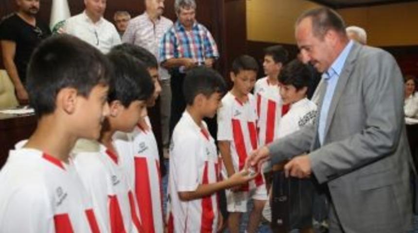 U-13 Takımına Başkan Duruay&rsquo;dan Altınlı &Ouml;d&uuml;l