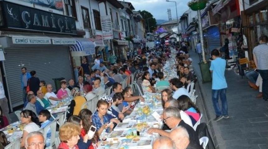 Niksar Belediyesi&rsquo;nden 2 Bin Kişilik Sokak İftarı