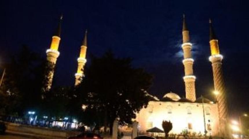 &Uuml;&ccedil; Şerefeli Camii&rsquo;nin Aydınlatma &Ccedil;alışmaları Tamamlandı