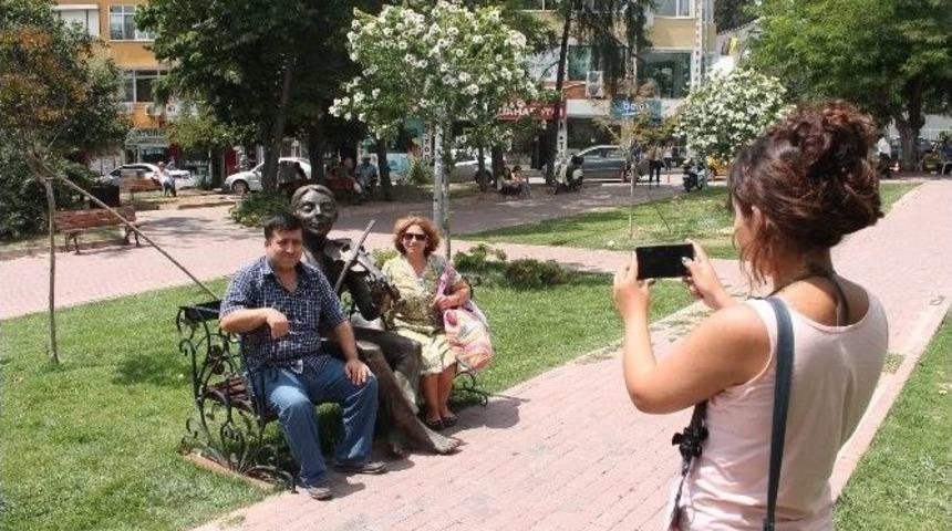 Tekirdağ&rsquo;da &rsquo;keman &Ccedil;alan &Ccedil;ocuk&rsquo; Heykeli İlgi Odağı Oldu
