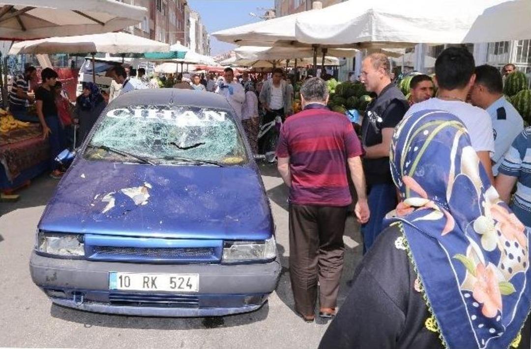 Otomobil Pazar Alanına Daldı, Şof&ouml;r Lin&ccedil; Edilmekten Son Anda Kurtarıldı