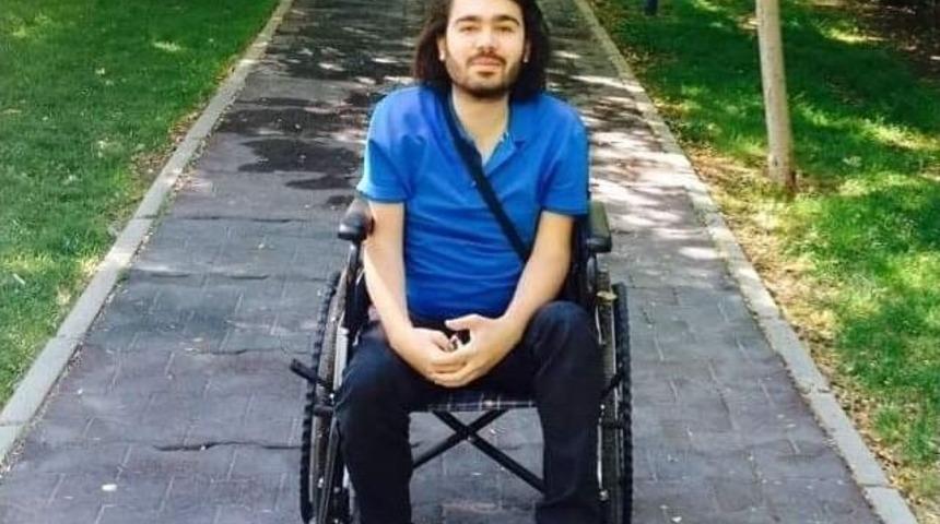 Hayatındaki T&uuml;m Zorluklara G&ouml;ğ&uuml;s Geren Erhan Karaman İkinci Şiir Kitabını Yazdı