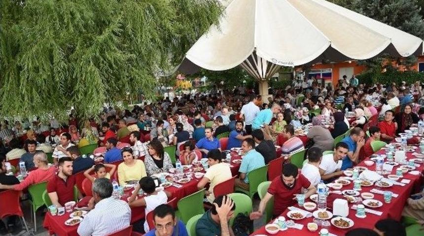 Başkan &Ccedil;akır, Engellilerle İftarda Bir Araya Geldi