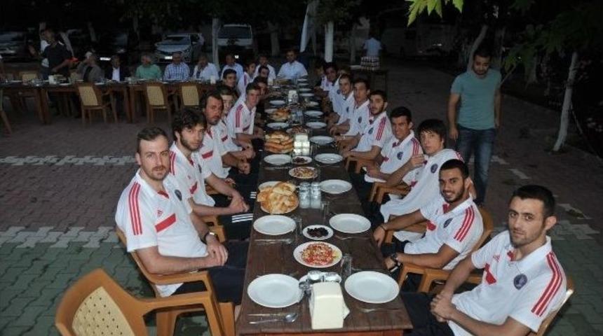 Başkan &Ccedil;ağlayan, Basketbolcularla Bir Araya Geldi