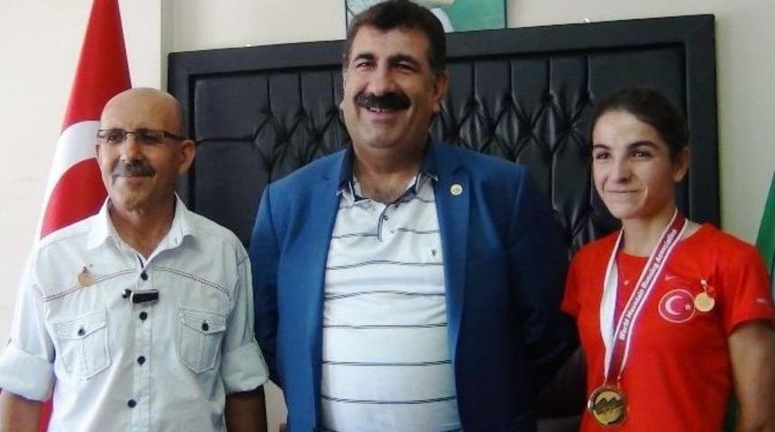 D&uuml;nya Şampiyonunu Cumhuriyet Altını İle &Ouml;d&uuml;llendirdi