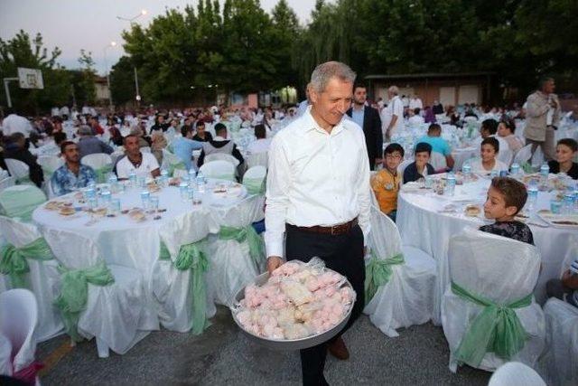 Başkan Dişli, İftar Öncesi Kaymak Dağıttı