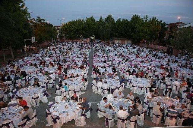 Başkan Dişli, İftar Öncesi Kaymak Dağıttı