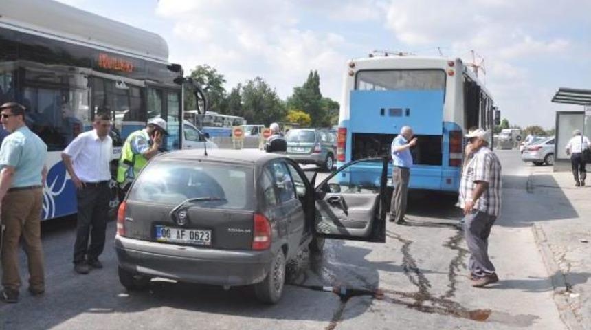 Otomobil Duraktan Yolcu Alan Otob&uuml;se &Ccedil;arptı : 2 Yaralı