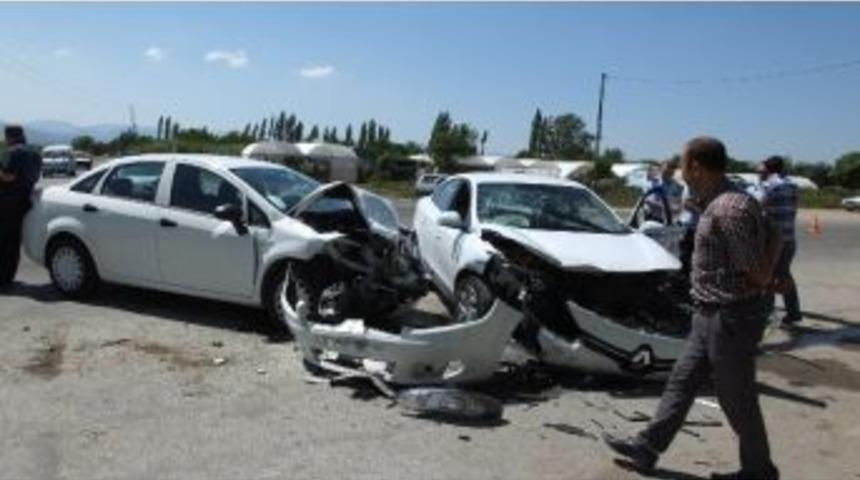 Burhaniye&rsquo;de Trafik Kazası: 4 Yaralı