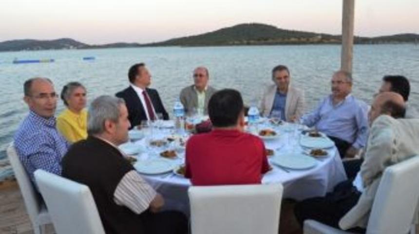 Komili, Zeytin Ve Zeytinyağı Sekt&ouml;r&uuml;n&uuml; Ayvalık&rsquo;taki Geleneksel İftar Yemeğinde Buluşturdu