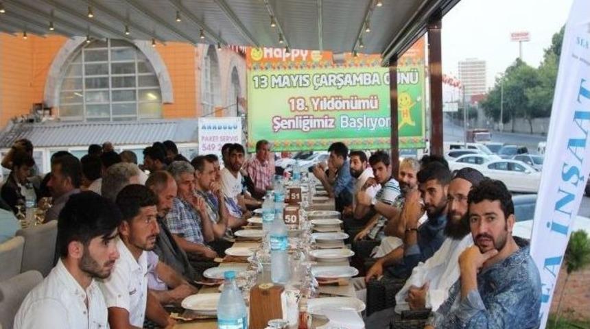 İftarda &Ccedil;alışanlarına &Ccedil;ekilişle Altın Dağıttı