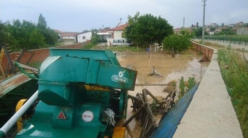 Afad Ekipleri Sel Baskının Yaşandığı &Ccedil;obanlar İl&ccedil;esinde Hasar Tespiti Yaptı