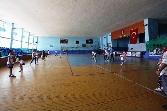 Serdivan Yaz Okulları’nda Tenis Ve Voleybol Eğitimleri Başladı