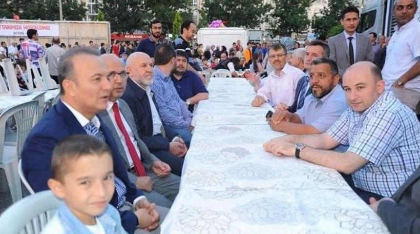 İhh Afyonkarahisar Şubesi 2 Bin 500 Kişiye İftar Yemeği Dağıttı