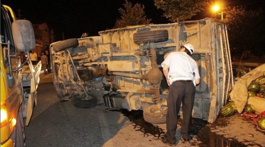 Diyarbakır&rsquo;da Karpuz Taşıyan Kamyonet Devrildi:3 Yaralı